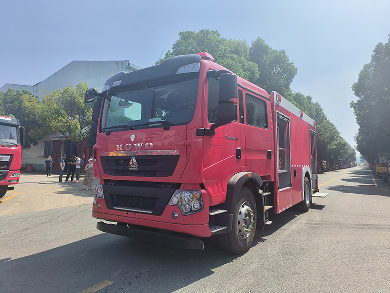 重汽豪沃8T泡沫干粉聯(lián)用消防車